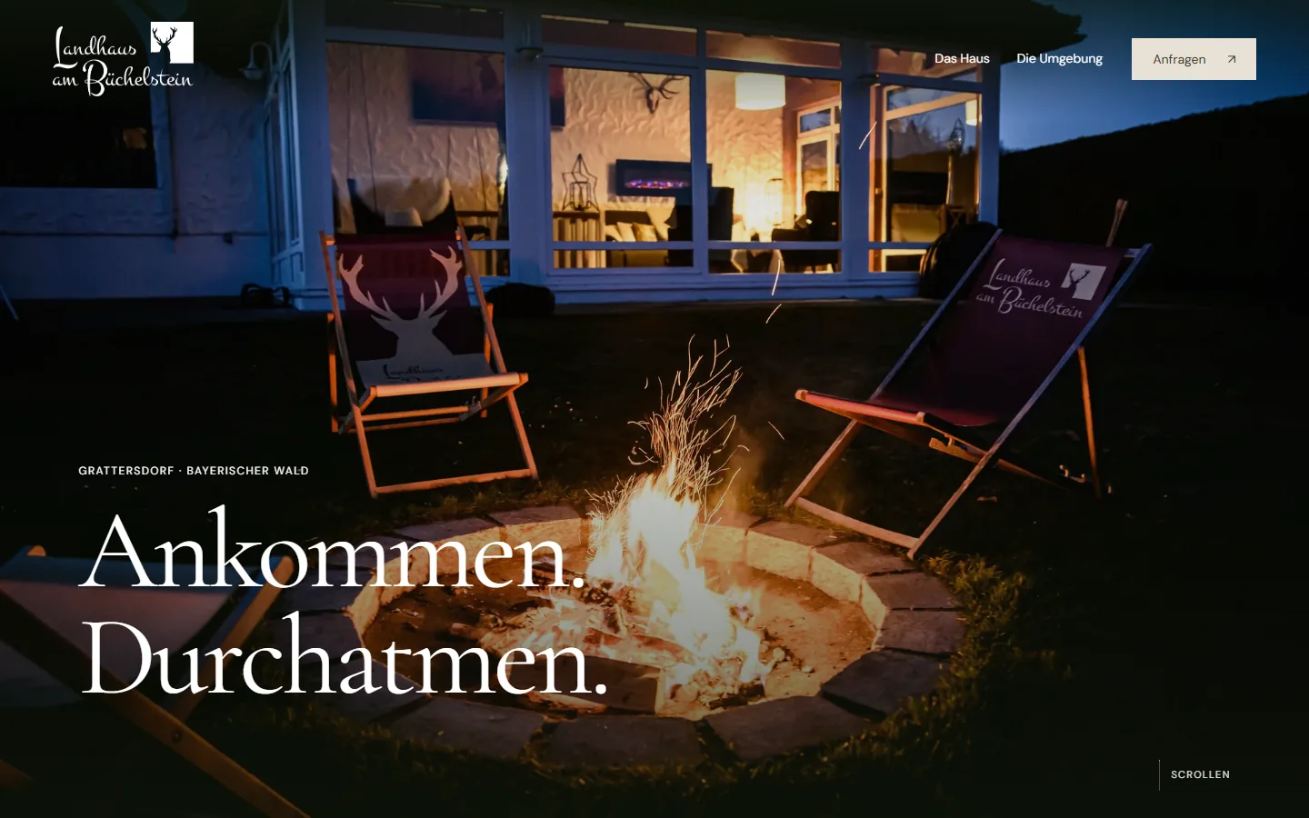 Home page of landhaus-buechelstein.de at the start: evening in the garden with a fire pit and the lit conservatory